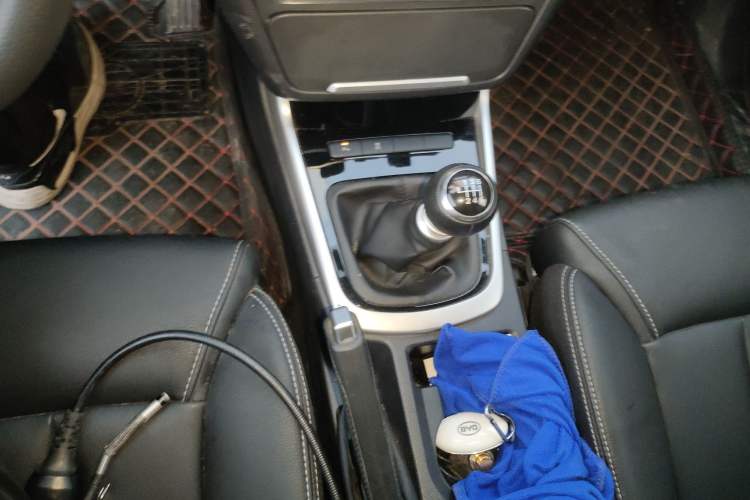 Used BYD Song MAX 2017 1.5T Manual Smart Connect Luxury 7-Seater Gear Lever