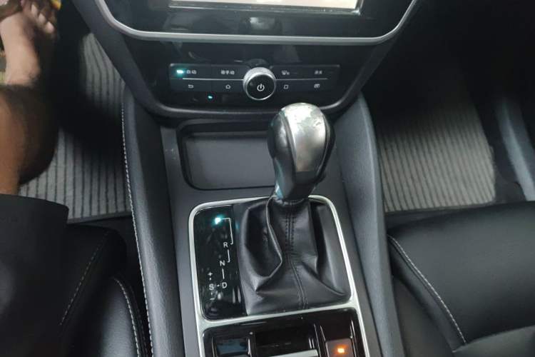 Used BYD Song MAX 2017 1.5T Automatic Smart Connect Elite 7-Seater Gear Lever