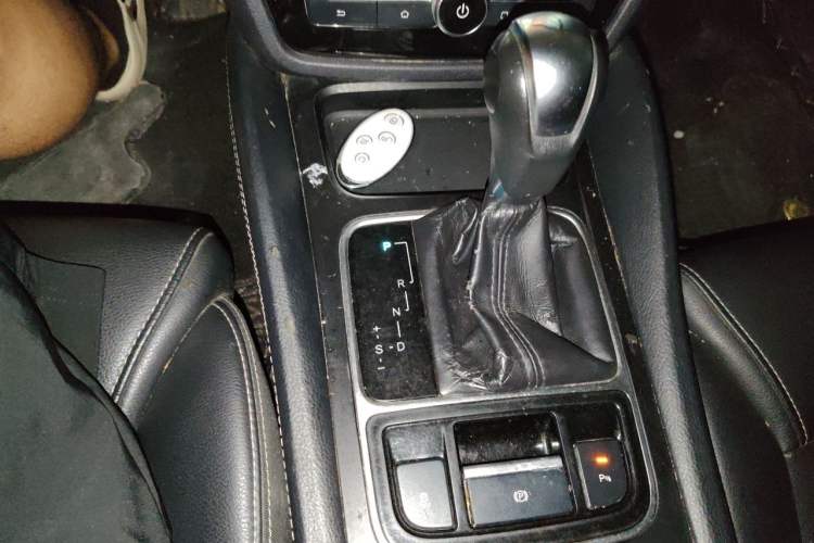 Used BYD Song MAX 2017 1.5T Automatic Smart Connect Elite 7-Seater Gear Lever