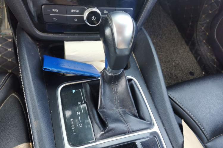 Used BYD Song MAX 2017 1.5T Automatic Smart Connect Elite 7-Seater Gear Lever