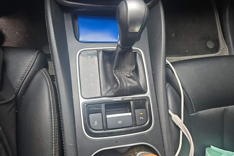 Used BYD Song MAX 2017 1.5T Automatic Smart Connect Luxury 7-Seater Gear Lever