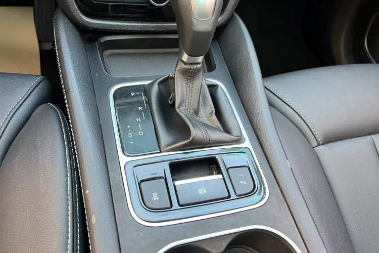 Used BYD Song MAX 2017 1.5T Automatic Smart Connect Elite 7-Seater Gear Lever