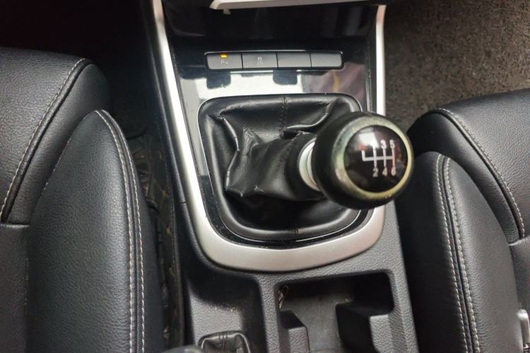 Used BYD Song MAX 2017 1.5T Manual Comfort 7-Seater Gear Lever