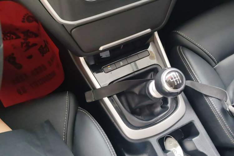 Used BYD Song MAX 2017 1.5T Manual Smart Connect Luxury 7-Seater Gear Lever