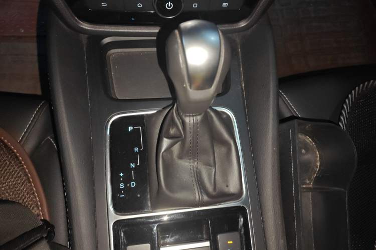 Used BYD Song MAX 2017 1.5T Automatic Smart Connect Elite 7-Seater Gear Lever