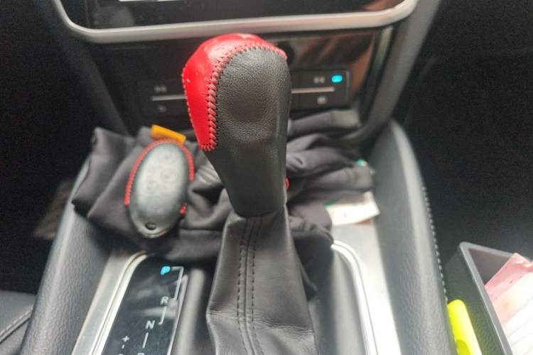 Used BYD Song MAX 2017 1.5T Automatic Smart Connect Elite 7-Seater Gear Lever