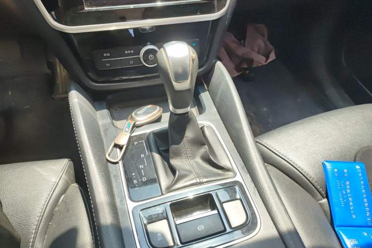 Used BYD Song MAX 2017 1.5T Automatic Smart Connect Elite 7-Seater Gear Lever