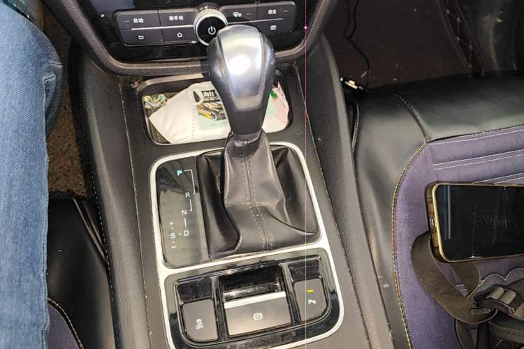 Used BYD Song MAX 2017 1.5T Automatic Smart Connect Prestige 7-Seater Gear Lever