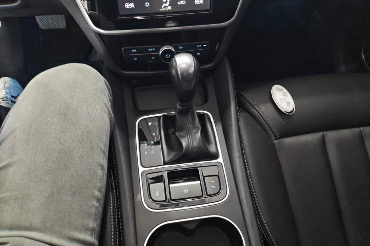 Used BYD Song MAX 2017 1.5T Automatic Smart Connect Elite 7-Seater Gear Lever