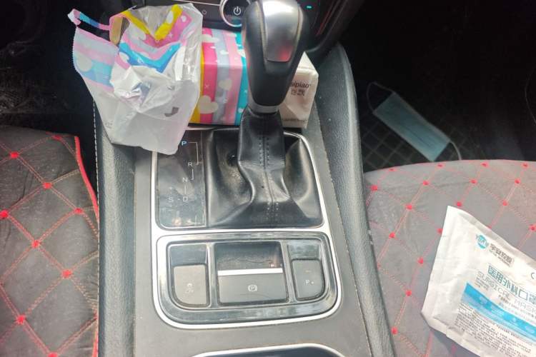 Used BYD Song MAX 2017 1.5T Automatic Smart Connect Elite 7-Seater Gear Lever