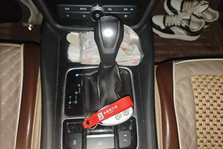 Used BYD Song MAX 2017 1.5T Automatic Smart Connect Luxury 7-Seater Gear Lever