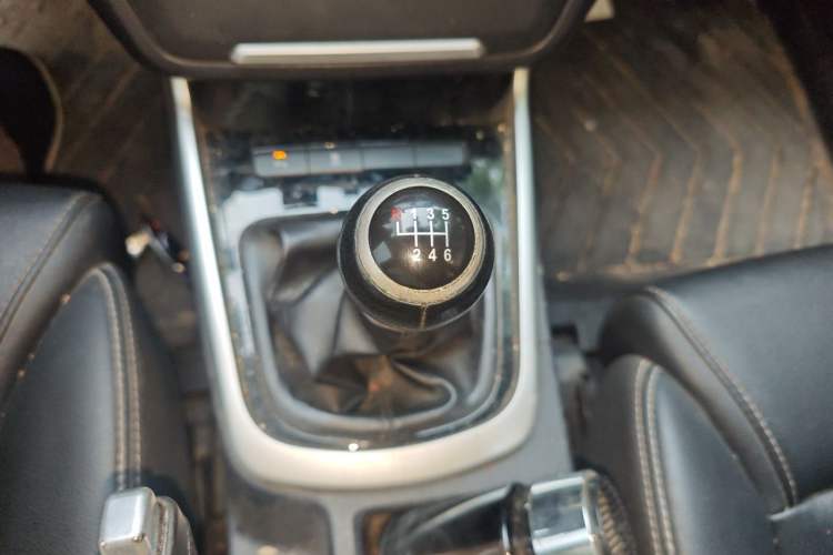 Used BYD Song MAX 2017 1.5T Manual Smart Connect Luxury 7-Seater Gear Lever