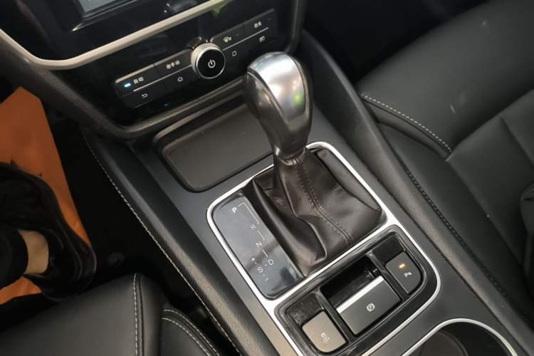 Used BYD Song MAX 2017 1.5T Automatic Smart Connect Elite 7-Seater Gear Lever