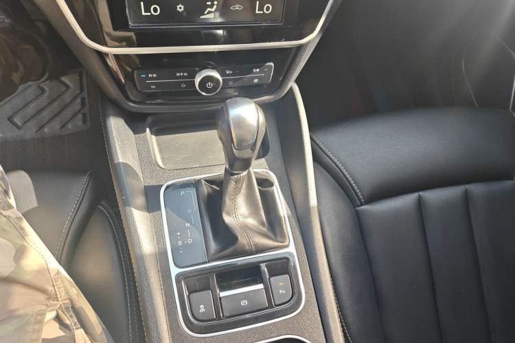 Used BYD Song MAX 2017 1.5T Automatic Smart Connect Elite 7-Seater Gear Lever