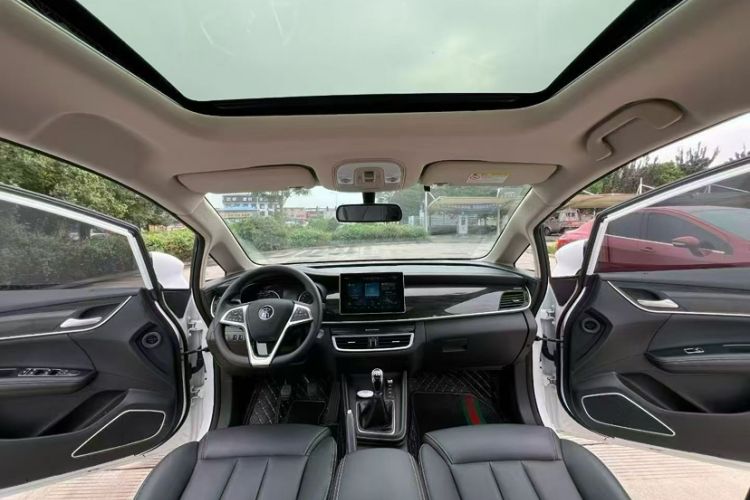 Used BYD Song MAX 2017 1.5T Automatic Smart Connect Elite 7-Seater Interior 2