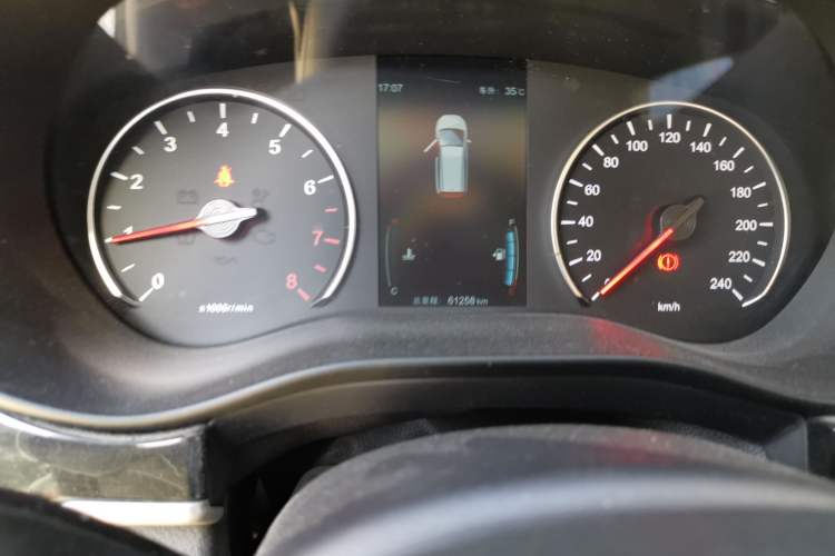 Used BYD Song MAX 2017 1.5T Manual Smart Connect Luxury 7-Seater Odometer Close Up