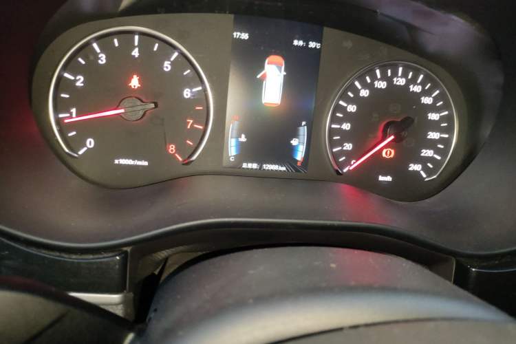 Used BYD Song MAX 2017 1.5T Manual Smart Connect Luxury 7-Seater Odometer Close Up