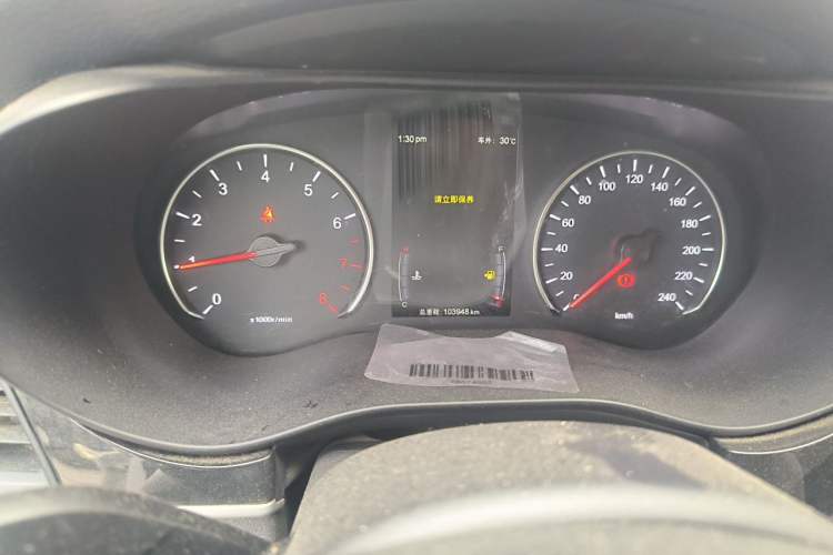 Used BYD Song MAX 2017 1.5T Manual Smart Connect Luxury 7-Seater Odometer Close Up