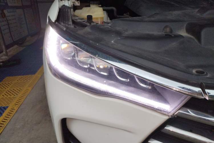 Used BYD Song MAX 2017 1.5T Manual Comfort 7-Seater Right Front Headlight