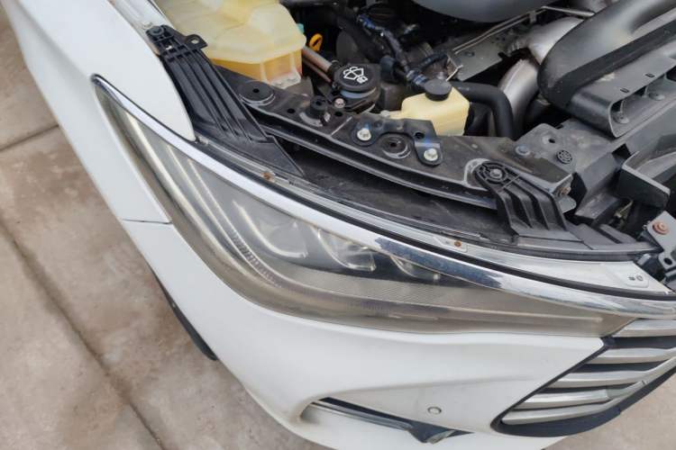 Used BYD Song MAX 2017 1.5T Automatic Smart Connect Elite 7-Seater Right Front Headlight