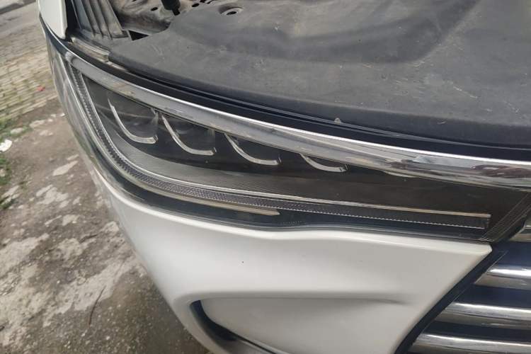 Used BYD Song MAX 2017 1.5T Manual Smart Connect Luxury 7-Seater Right Front Headlight