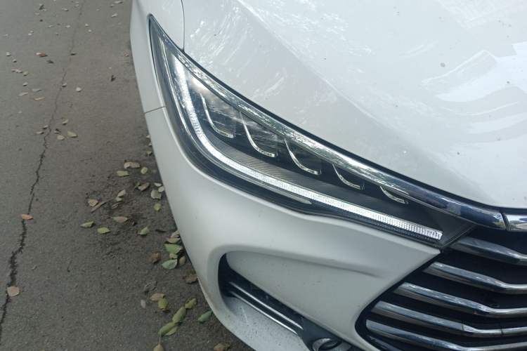 Used BYD Song MAX 2017 1.5T Manual Comfort 7-Seater Right Front Headlight
