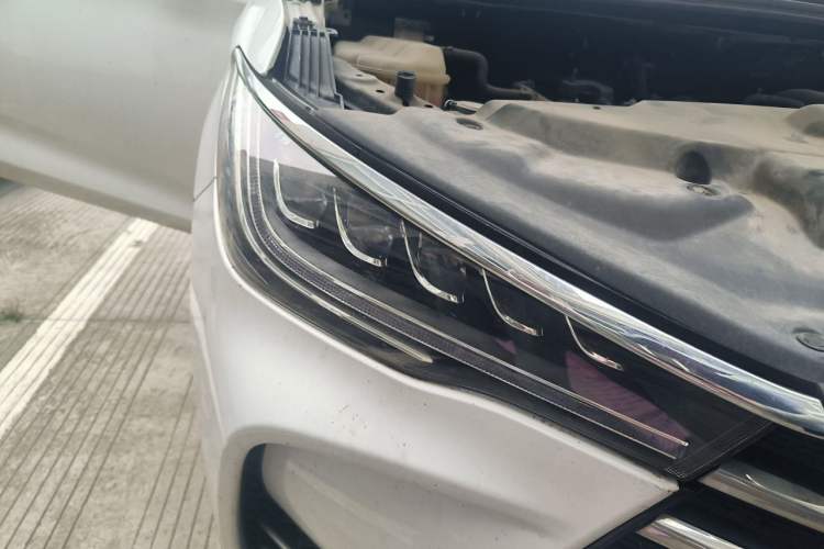 Used BYD Song MAX 2017 1.5T Manual Smart Connect Luxury 7-Seater Right Front Headlight