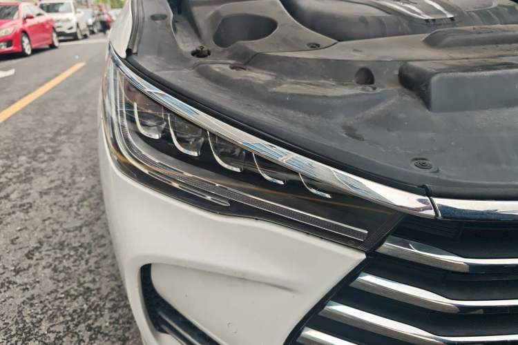 Used BYD Song MAX 2017 1.5T Automatic Smart Connect Prestige 7-Seater Right Front Headlight