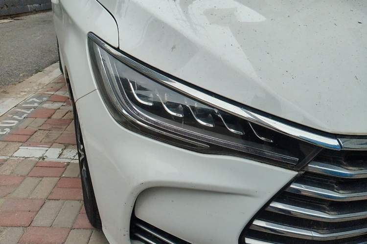 Used BYD Song MAX 2017 1.5T Automatic Smart Connect Elite 7-Seater Right Front Headlight