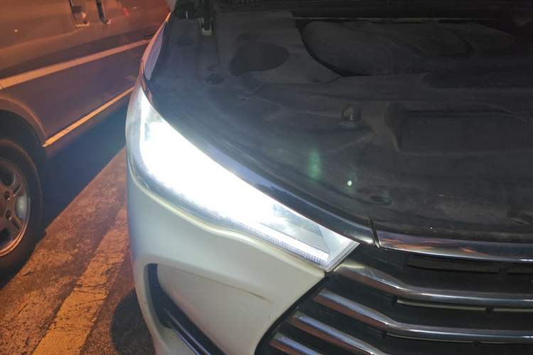 Used BYD Song MAX 2017 1.5T Automatic Smart Connect Elite 7-Seater Right Front Headlight