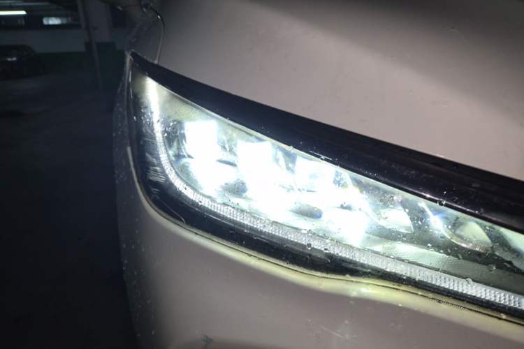 Used BYD Song MAX 2017 1.5T Manual Smart Connect Luxury 7-Seater Right Front Headlight