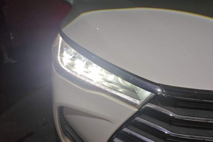 Used BYD Song MAX 2017 1.5T Automatic Smart Connect Elite 7-Seater Right Front Headlight