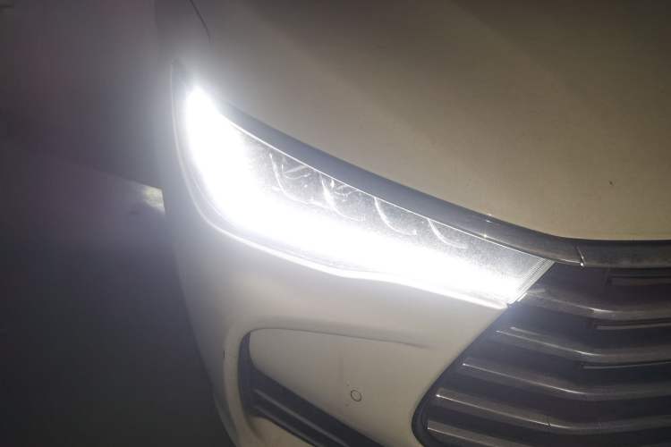 Used BYD Song MAX 2017 1.5T Automatic Smart Connect Prestige 7-Seater Right Front Headlight