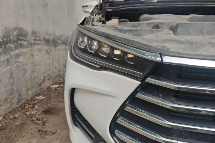 Used BYD Song MAX 2017 1.5T Manual Smart Connect Luxury 7-Seater Right Front Headlight