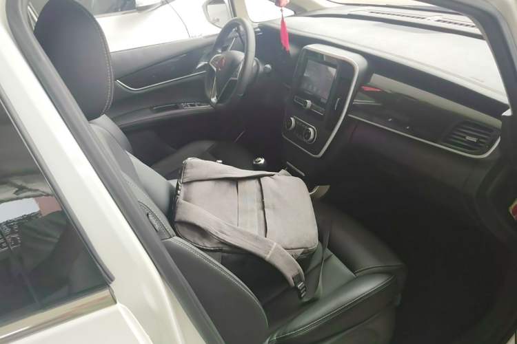 Used BYD Song MAX 2017 1.5T Manual Smart Connect Luxury 7-Seater Right Front Seat