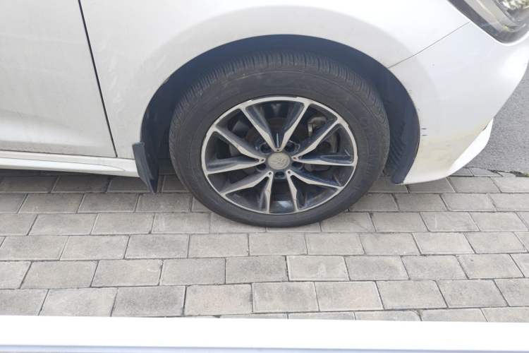 Used BYD Song MAX 2017 1.5T Manual Smart Connect Luxury 7-Seater Right Front Wheel Hub