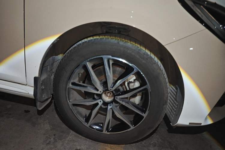 Used BYD Song MAX 2017 1.5T Automatic Smart Connect Elite 7-Seater Right Front Wheel Hub