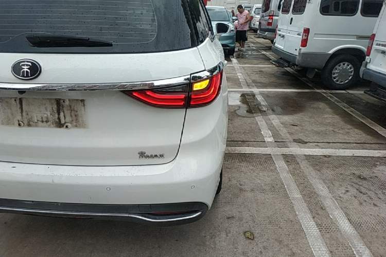 Used BYD Song MAX 2017 1.5T Manual Smart Connect Luxury 7-Seater Right Rear Taillight