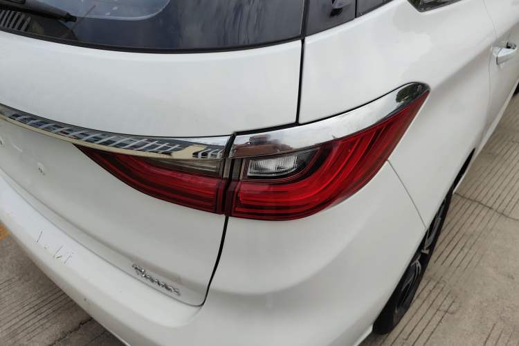 Used BYD Song MAX 2017 1.5T Automatic Smart Connect Elite 7-Seater Right Rear Taillight