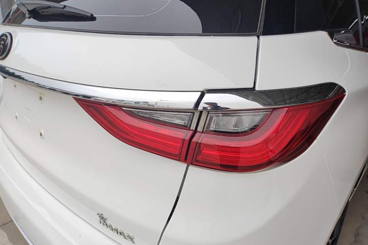 Used BYD Song MAX 2017 1.5T Automatic Smart Connect Elite 7-Seater Right Rear Taillight