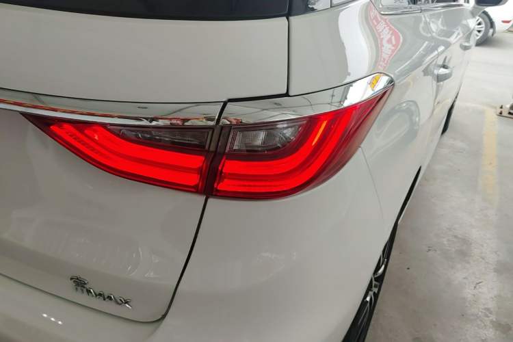 Used BYD Song MAX 2017 1.5T Manual Smart Connect Luxury 7-Seater Right Rear Taillight