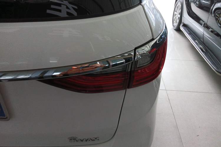 Used BYD Song MAX 2017 1.5T Manual Smart Connect Luxury 7-Seater Right Rear Taillight