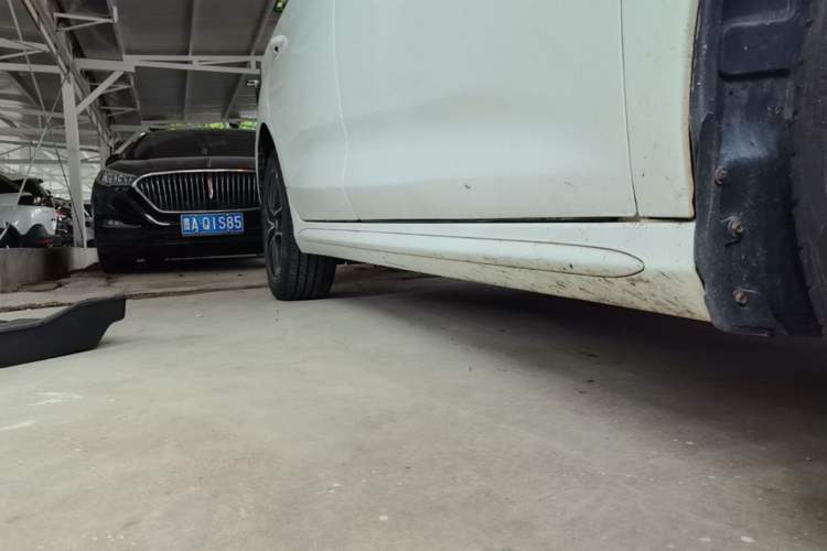 Used BYD Song MAX 2017 1.5T Automatic Smart Connect Elite 7-Seater Right Side Sill