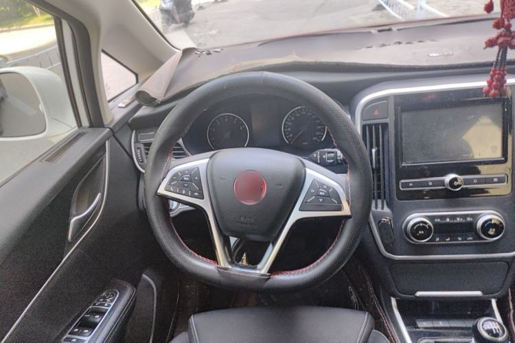 Used BYD Song MAX 2017 1.5T Manual Smart Connect Luxury 7-Seater Steering Wheel