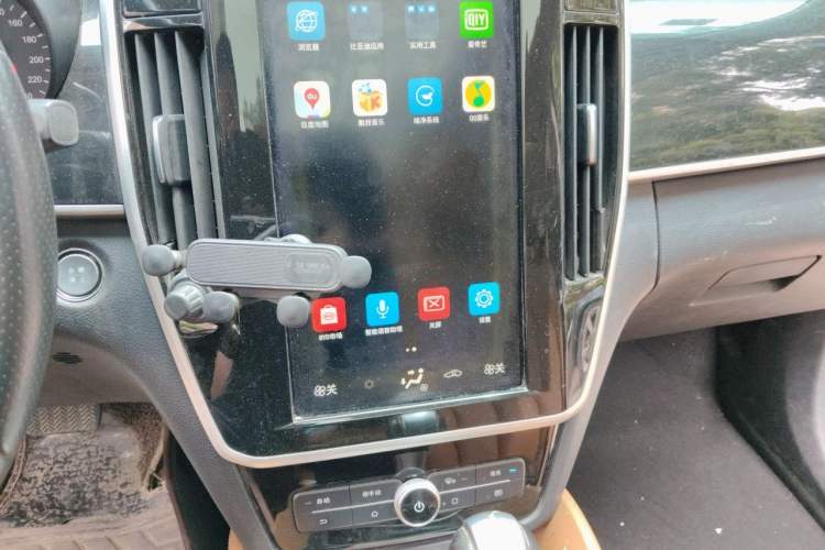 Used BYD Song MAX 2018 1.5T Automatic Smart Connect Luxury 6-Seater Audio And AC Panel