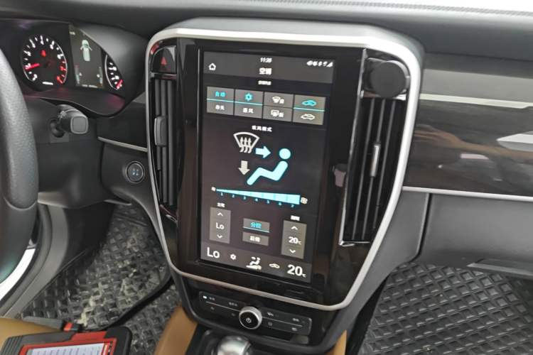Used BYD Song MAX 2018 1.5T Automatic Smart Connect Luxury 6-Seater Audio And AC Panel
