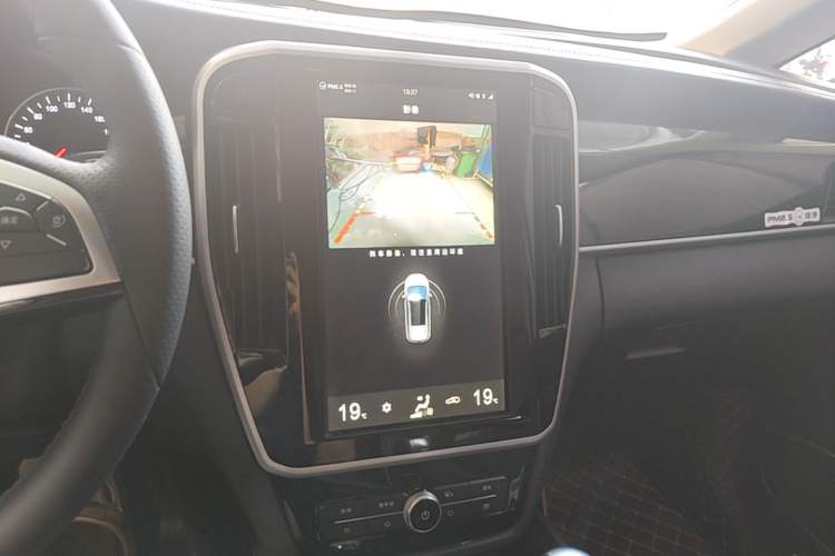 Used BYD Song MAX 2018 1.5T Automatic Smart Connect Luxury 6-Seater Audio And AC Panel
