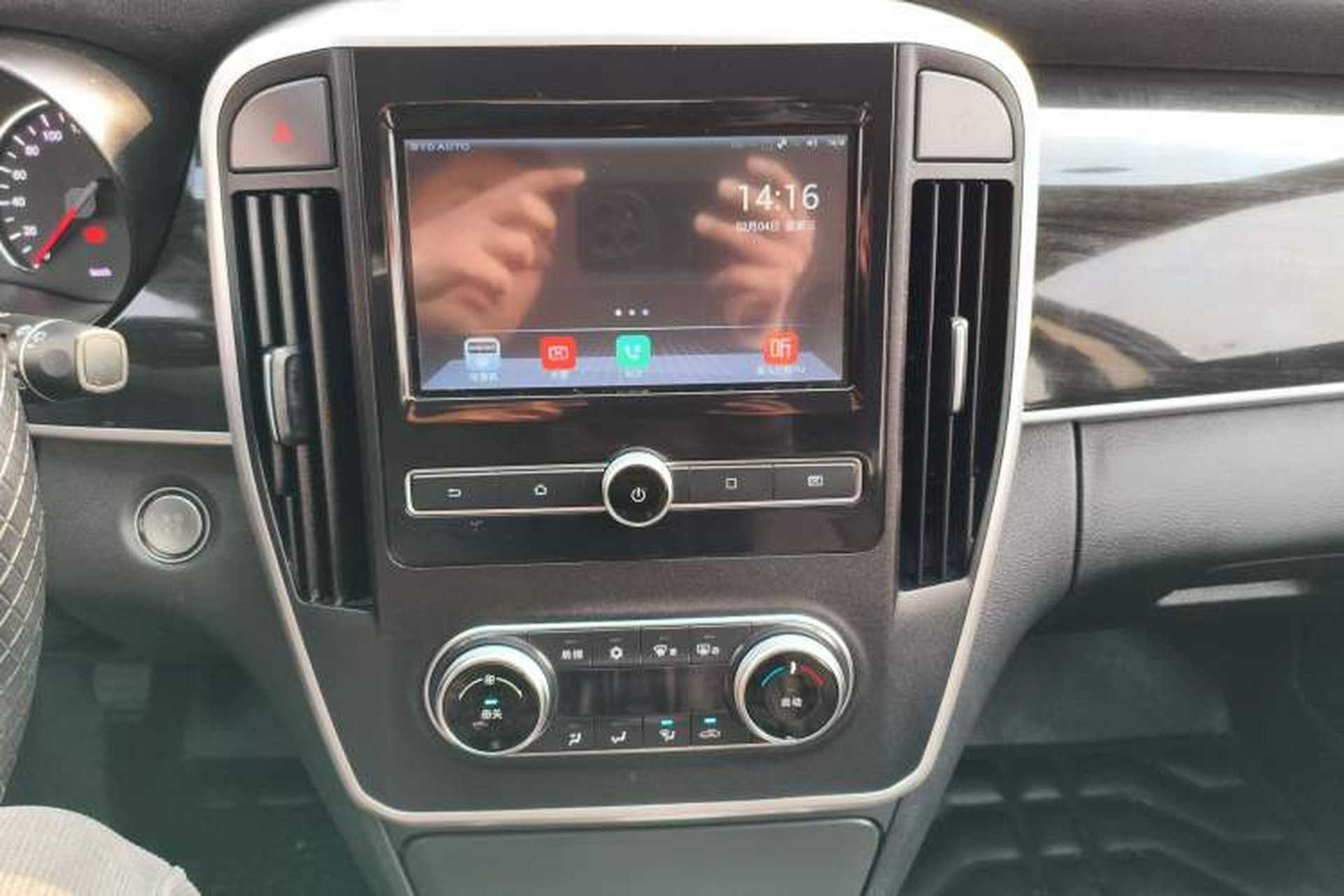 Used BYD Song MAX 2018 1.5T Manual Smart Connect Luxury 6-Seater Audio And AC Panel