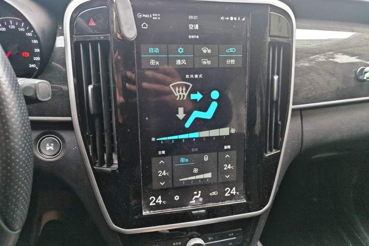 Used BYD Song MAX 2018 1.5T Automatic Smart Connect Luxury 6-Seater Audio And AC Panel