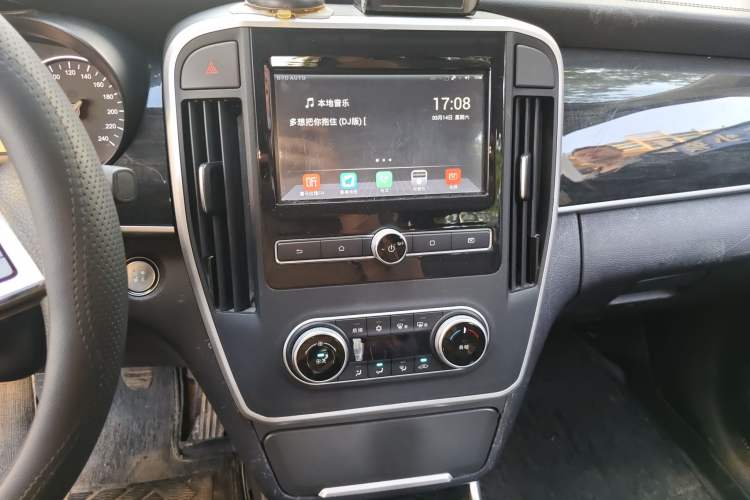 Used BYD Song MAX 2018 1.5T Manual Smart Connect Luxury 6-Seater Audio And AC Panel